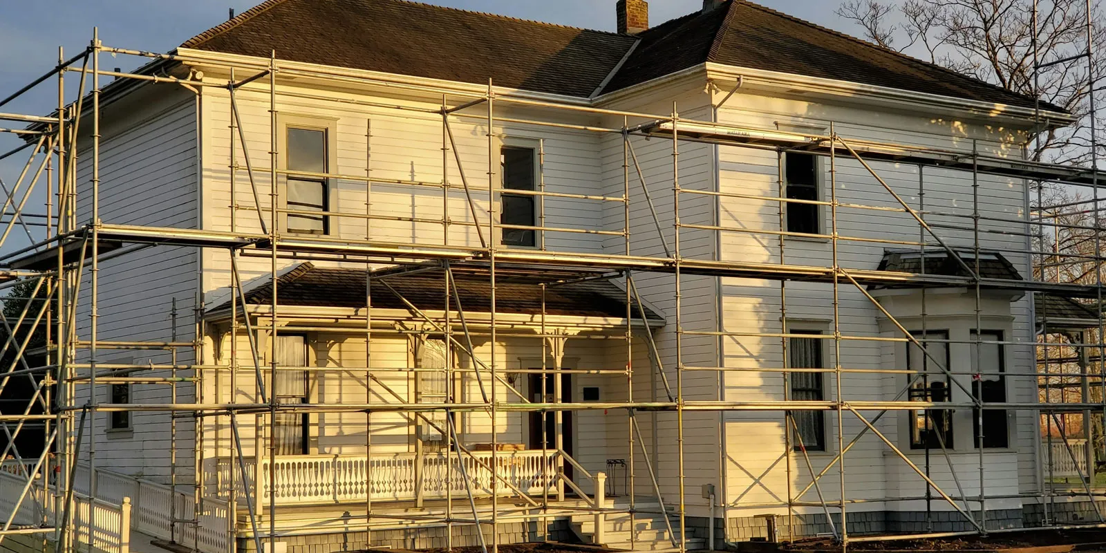 Façade de maison en cours de ravalement, avec échafaudage, dans le Rhône